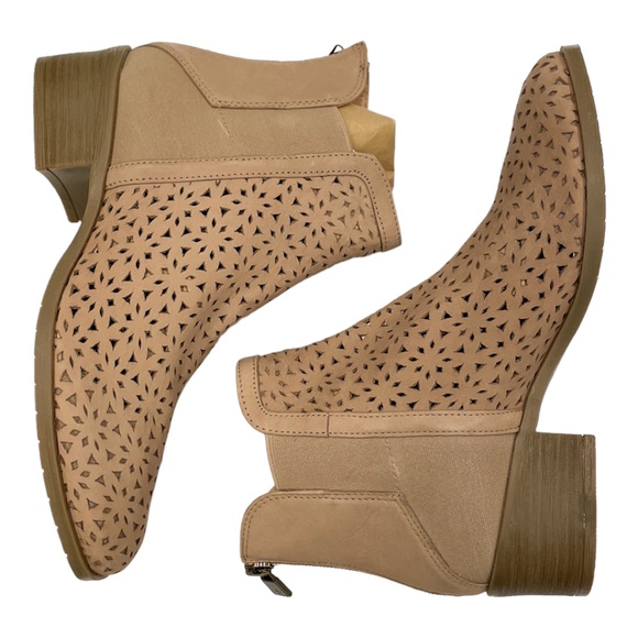 KENNETH COLE REACTION Perforated Bootie in Sand - Size 7.5 - Picture 5 of 6